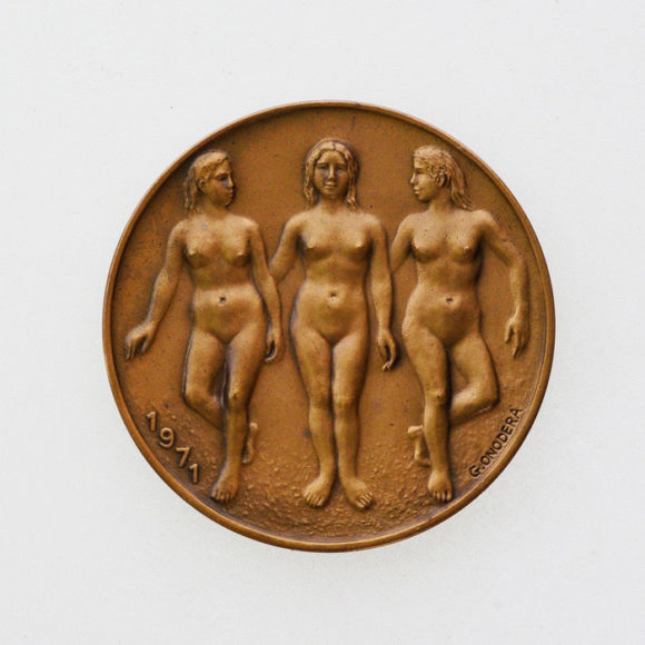 第3回 創作メダル彫刻展 記念メダル「3人の娘たち」