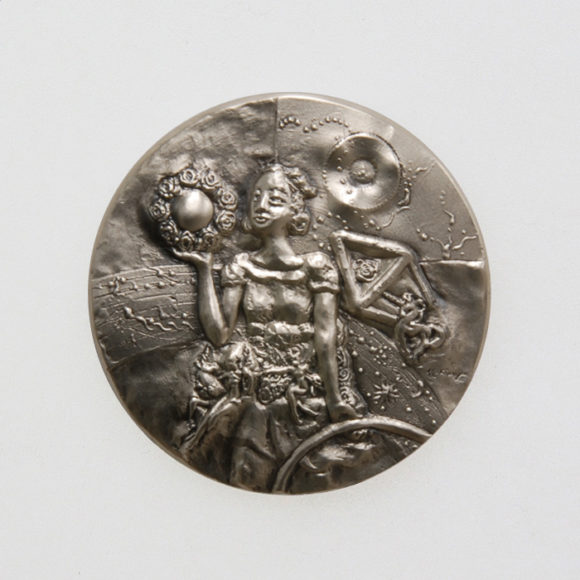 第33回 創作メダル彫刻展 記念メダル 「少女の夢」